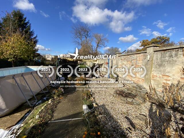 015 záhrada bazén.jpg