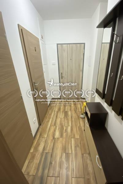 008 vstupná chodba.jpg